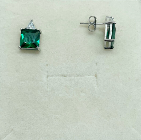 Orecchini a lobo con zircone quadrato verde - immagine 5