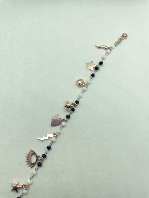 Bracciale con pietre e pendenti vari - immagine 4