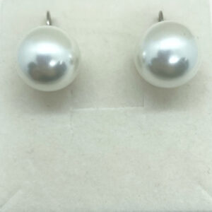 Orecchino a monachella con perla sintetica di diametro 18mm