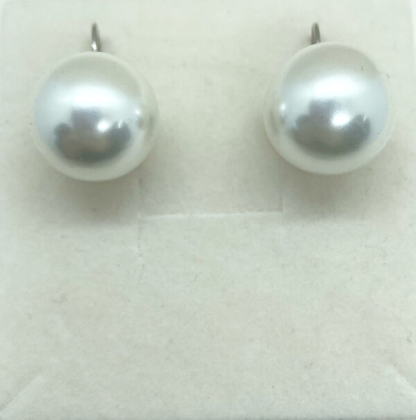 Orecchino a monachella con perla sintetica di diametro 18mm