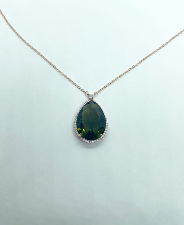 Collana con pendente pietra verde