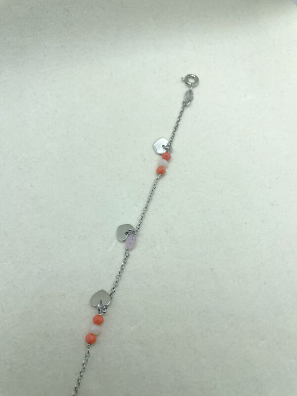 Bracciale con pietre e pendenti cuori - immagine 4