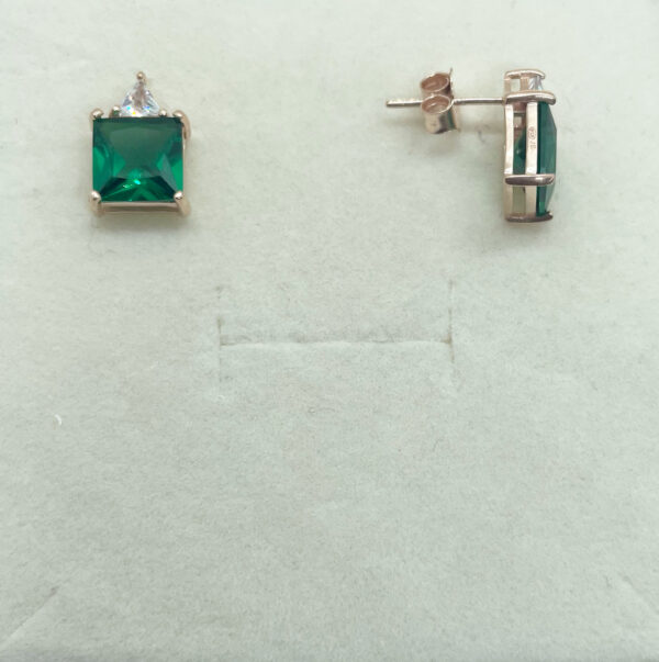 Orecchini a lobo con zircone quadrato verde - immagine 7