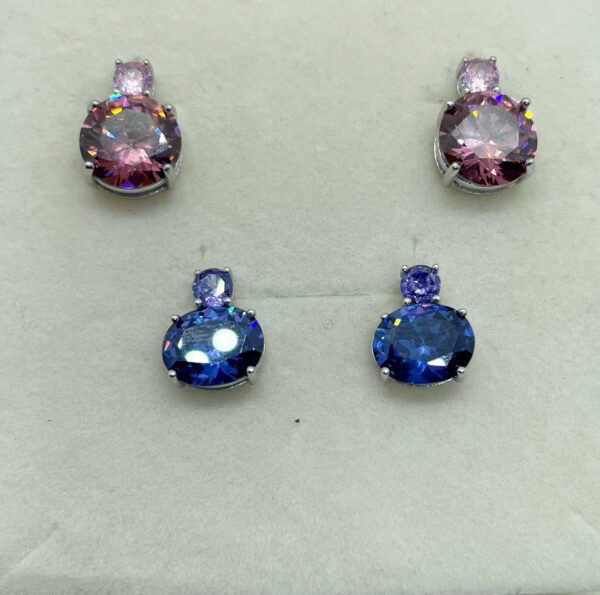 Orecchini a lobo con zircone fucsia o viola placcati rodio