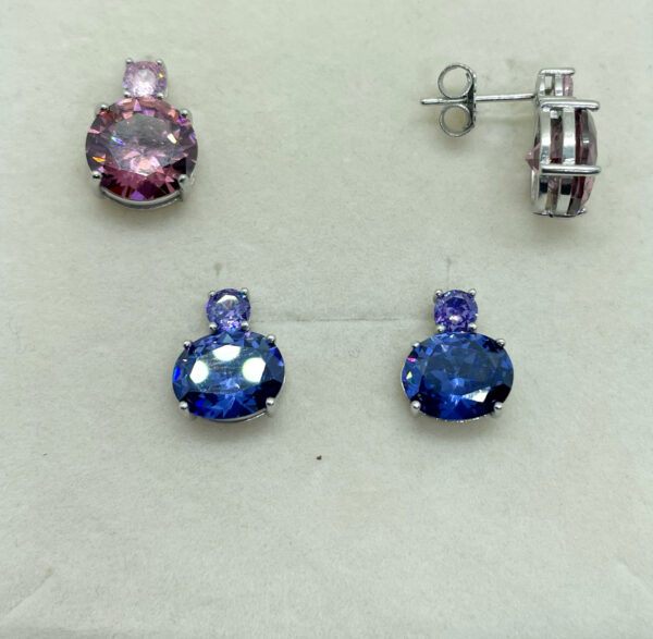 Orecchini a lobo con zircone fucsia o viola placcati rodio - immagine 3