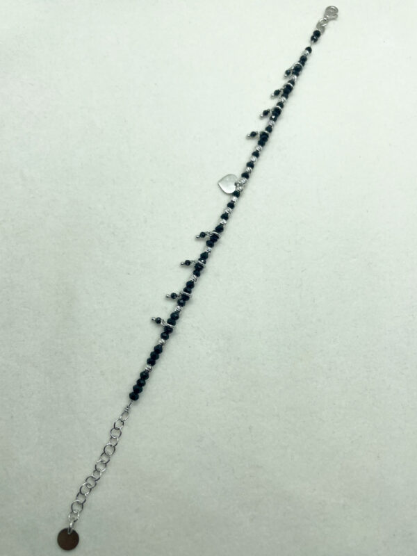 Bracciale con pietre nere e pendente cuore - immagine 3