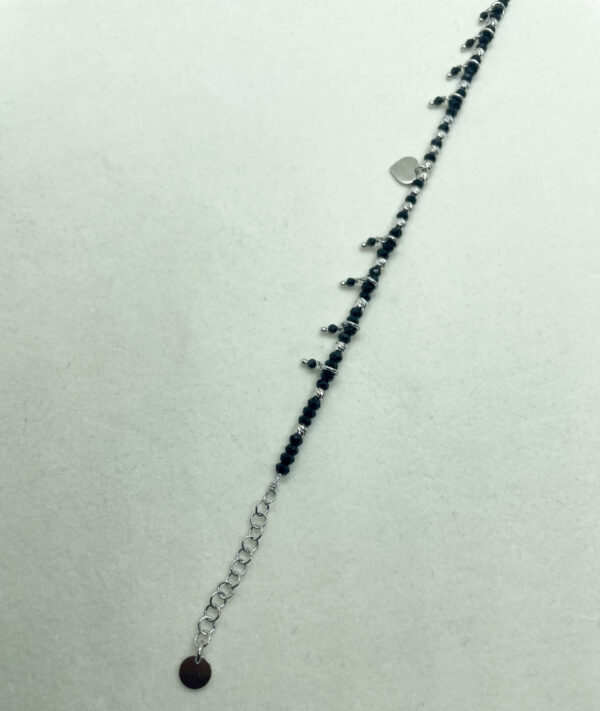 Bracciale con pietre nere e pendente cuore - immagine 4