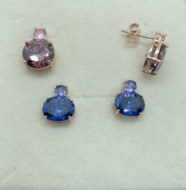 Orecchini a lobo con zircone fucsia o viola placcati oro rosa 18k - immagine 3