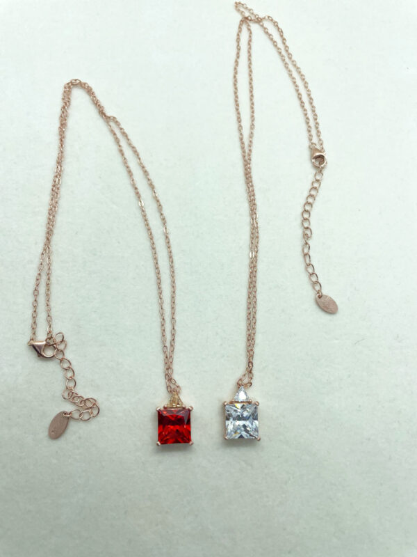 Collana con pendente quadrato bianco e arancio