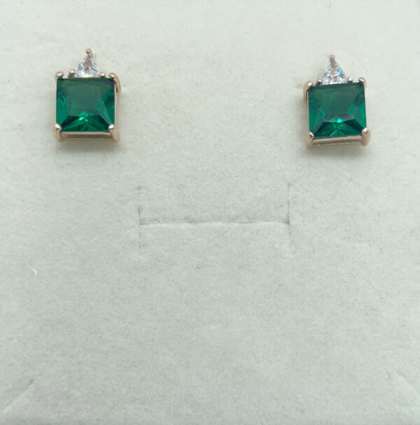 Orecchini a lobo con zircone quadrato verde - immagine 6