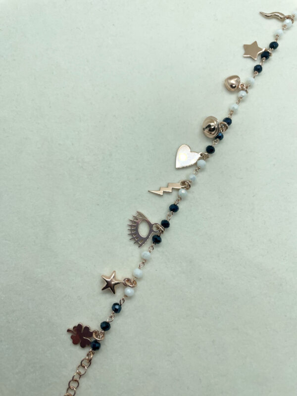 Bracciale con pietre e pendenti vari