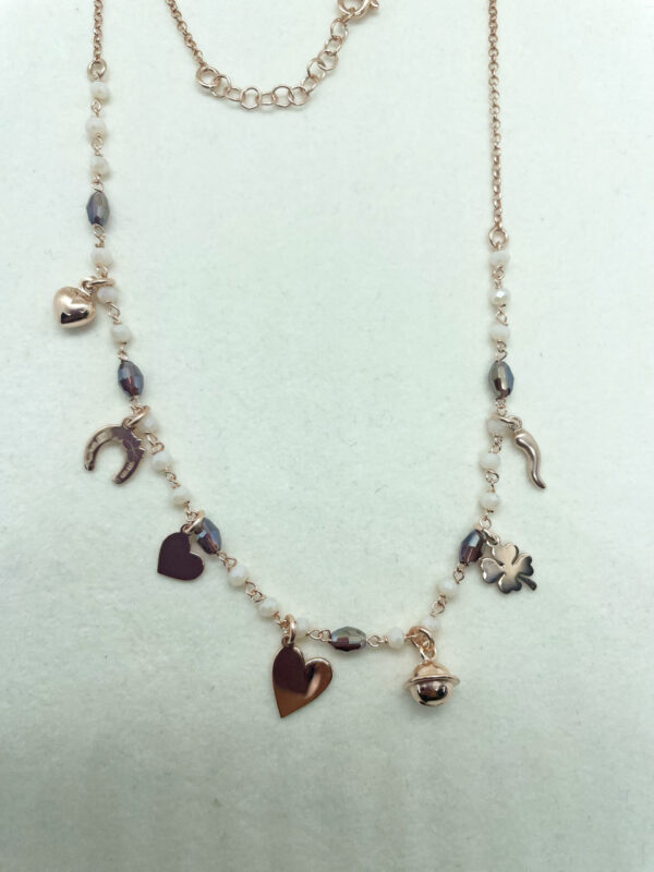 Collana con pietre e pendenti vari