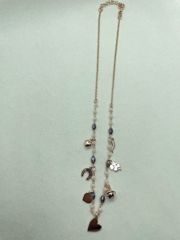 Collana con pietre e pendenti vari - immagine 3