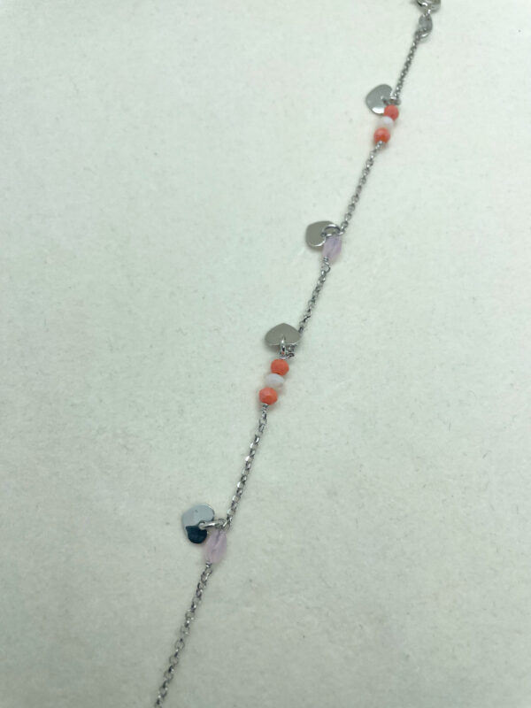 Bracciale con pietre e pendenti cuori