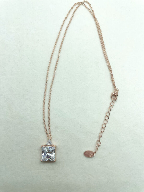 Collana con pendente quadrato bianco e arancio - immagine 4