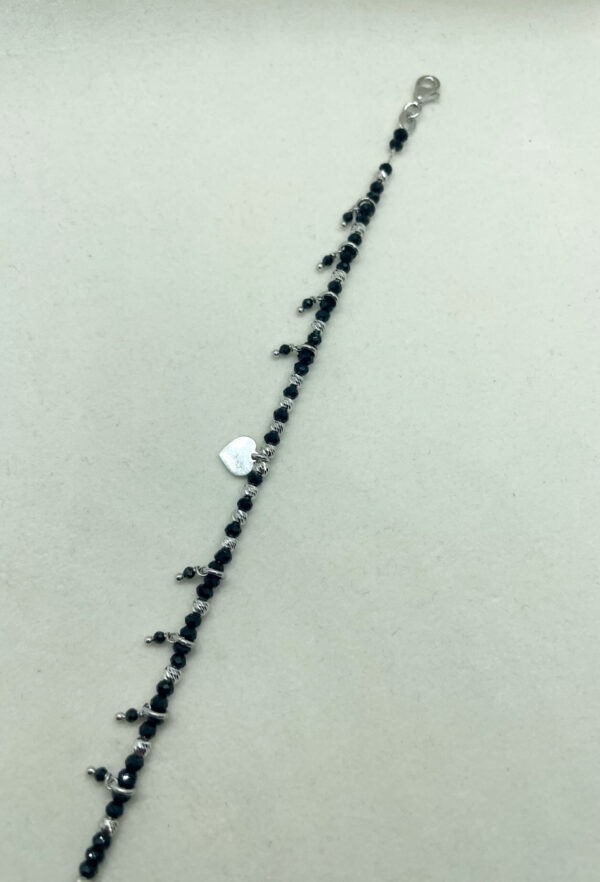 Bracciale con pietre nere e pendente cuore