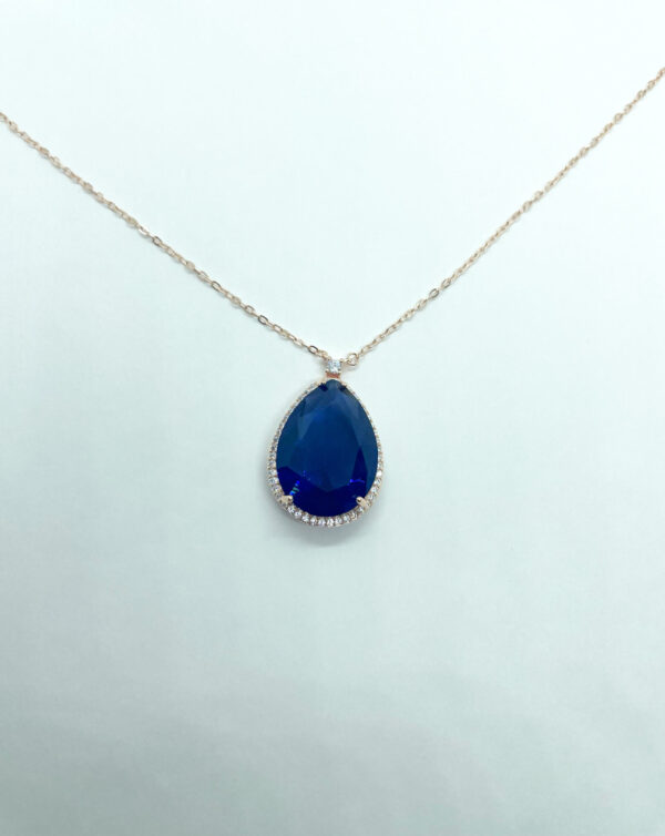Collana con pendente pietra blu