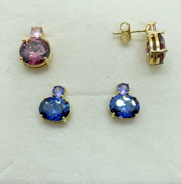 Orecchini a lobo con zircone fucsia o viola placcati oro giallo 18k - immagine 3