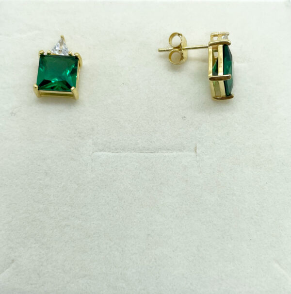 Orecchini a lobo con zircone quadrato verde - immagine 3