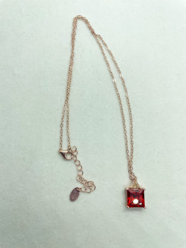 Collana con pendente quadrato bianco e arancio - immagine 3