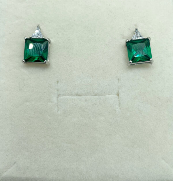 Orecchini a lobo con zircone quadrato verde - immagine 4