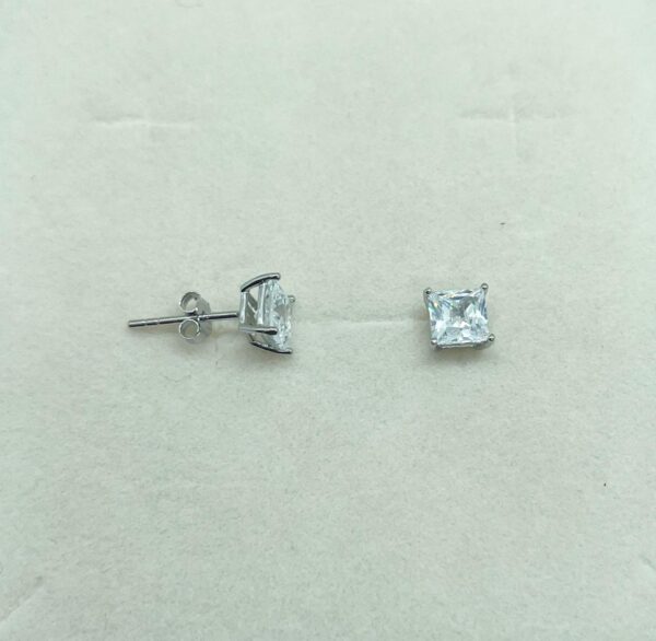 Orecchino punto luce bianco taglio carrè  diametro 5mm - immagine 3