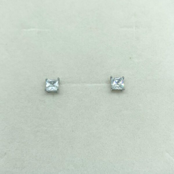 Orecchino punto luce bianco taglio carrè  diametro 4mm