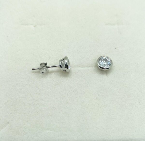 Orecchino punto luce cipolotto bianco diametro 5mm - immagine 3