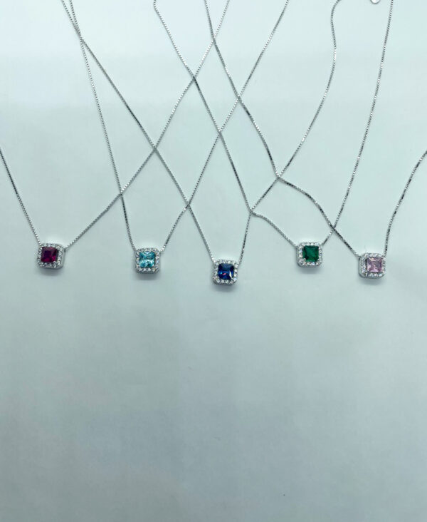 Collana con pendente colorato