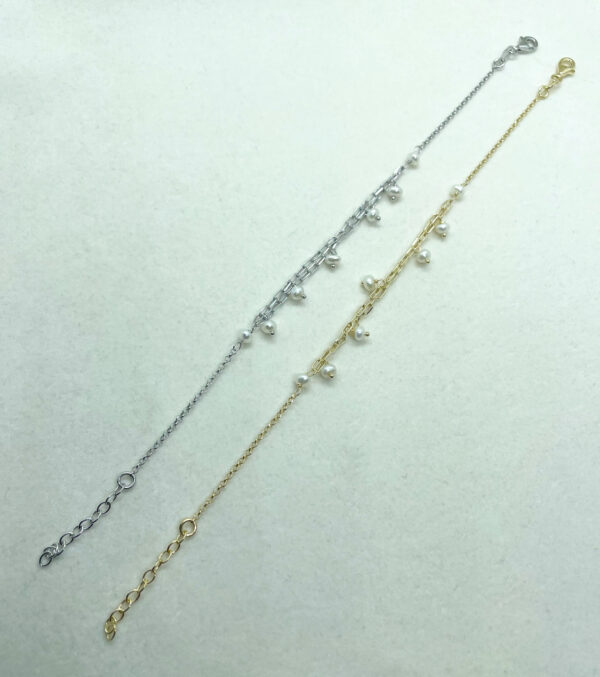 Bracciale con perle naturali di fiume pendenti