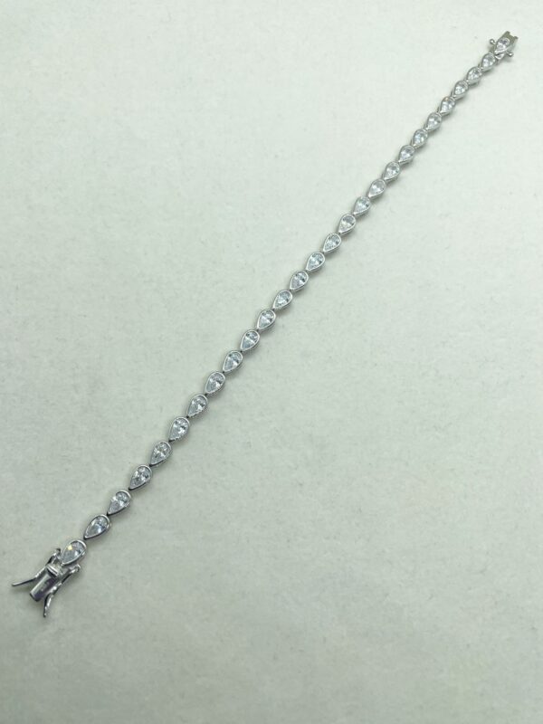 Bracciale tennis con zirconi bianchi a goccia incastonati diametro 4mm