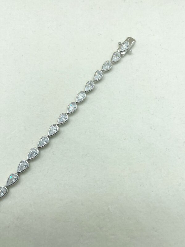 Bracciale tennis con zirconi bianchi a goccia incastonati diametro 4mm - immagine 3