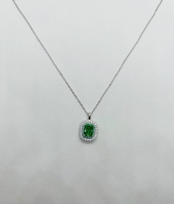 Collana con pendente rettangolo con zirconi verdi e bianchi
