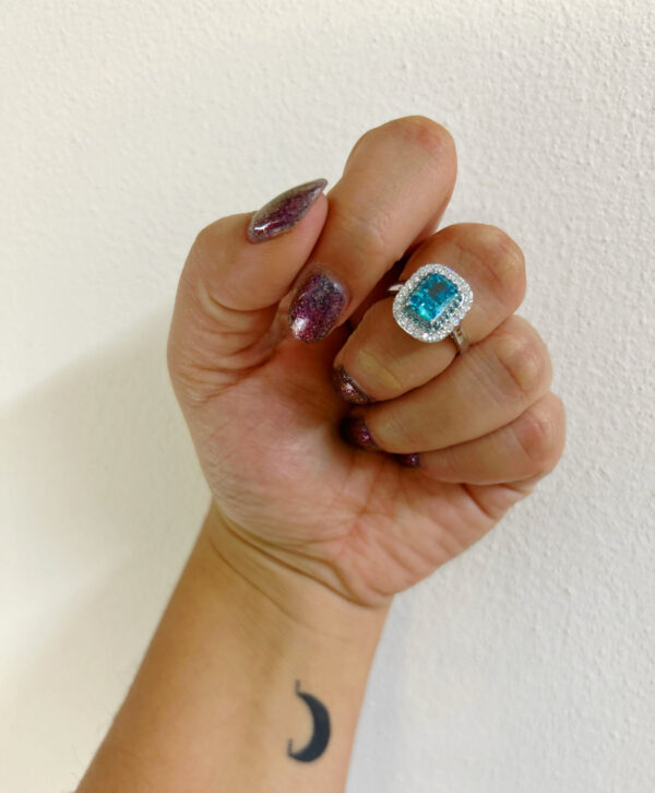 Anello con zirconi bianchi e rettangolare azzurro