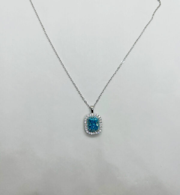 Collana con pendente rettangolo con zirconi azzurri e bianchi