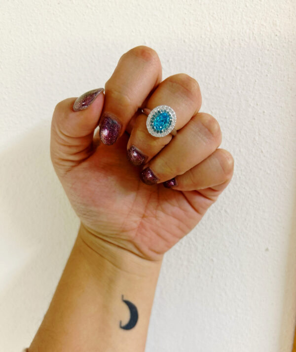 Anello con zirconi bianchi e ovale azzurro