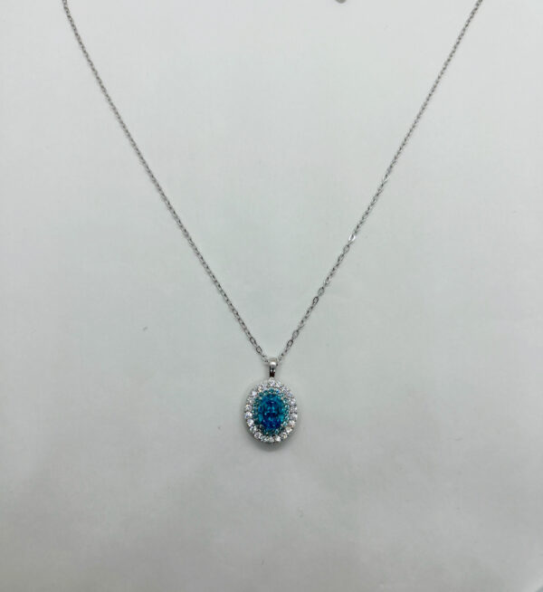 Collana con pendente ovale con zirconi bianchi e azzurro