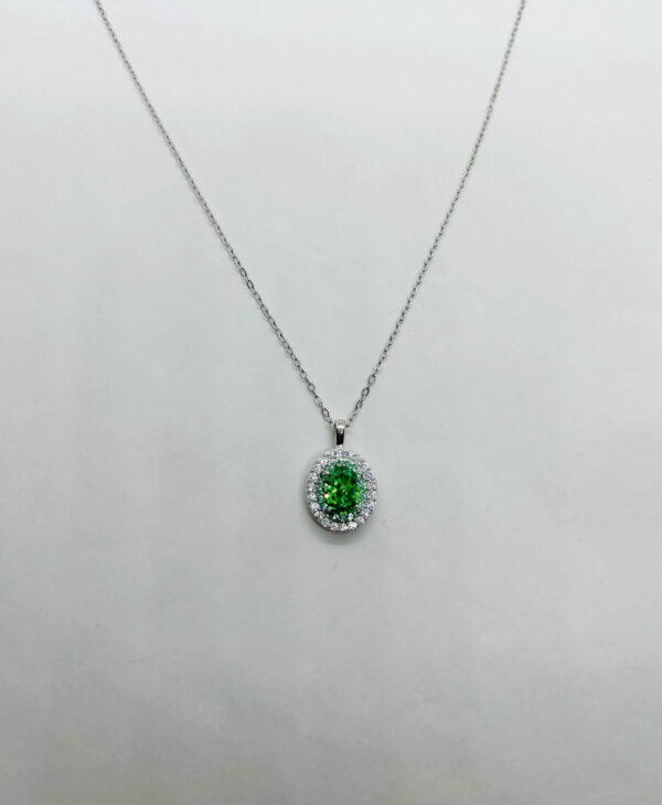 Collana con pendente ovale con zirconi bianchi e verdi