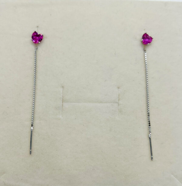 Orecchino a filo con cuore fucsia