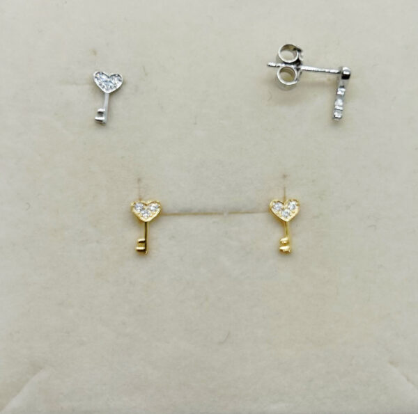 Orecchino con chiave a cuore con zirconi bianchi - immagine 2