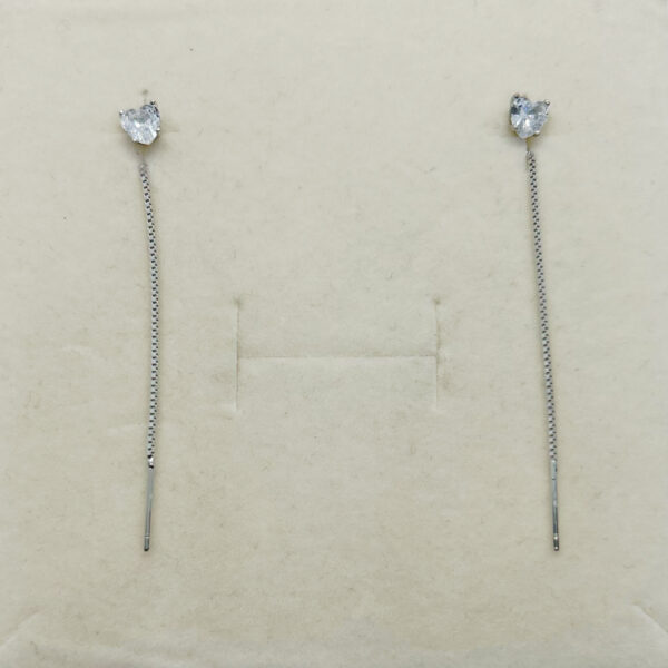 Orecchino filo con zircone cuore bianco