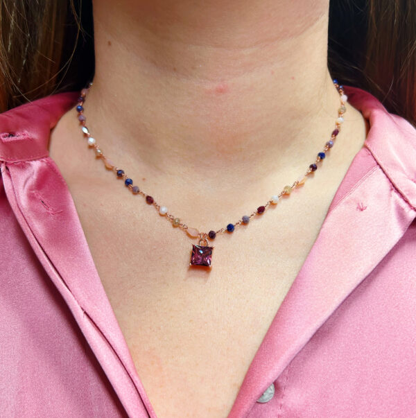 Collana incatenata multicolor con pendente zircone pietra rosa