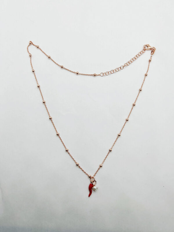 Collana con pendente cornetto smaltato rosso e perla bianca - immagine 2