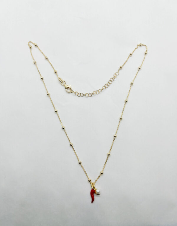 Collana con pendente cornetto smaltato rosso e perla bianca