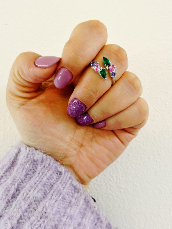 Anello con zirconi colorati