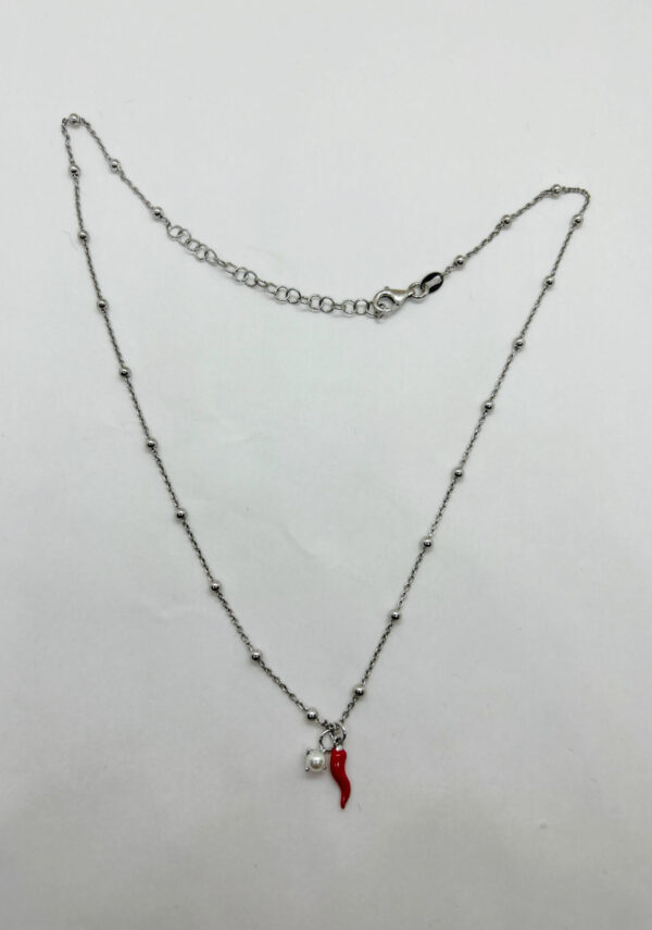 Collana con pendente cornetto smaltato rosso e perla bianca - immagine 3