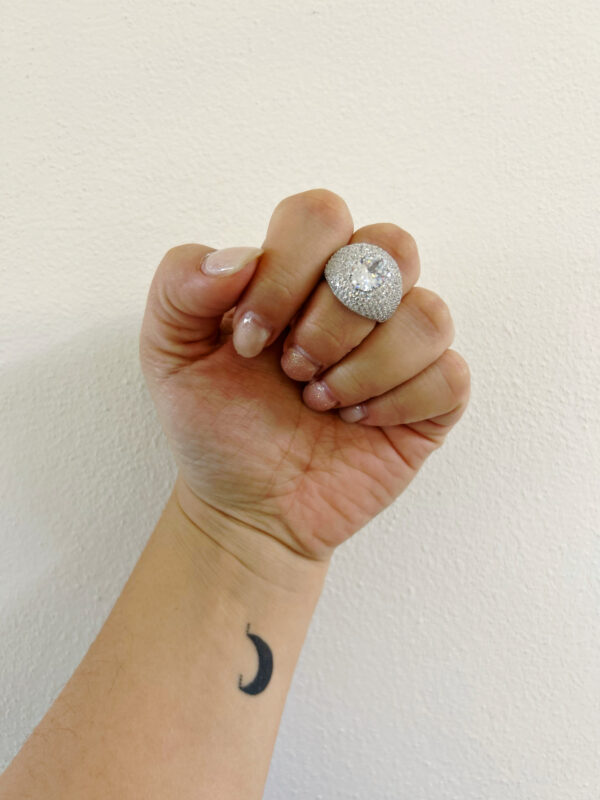 Anello placcato rodio con zirconi bianchi e zircone centrale bianco