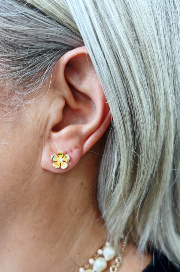 Orecchino fiore con centrale zircone bianco
